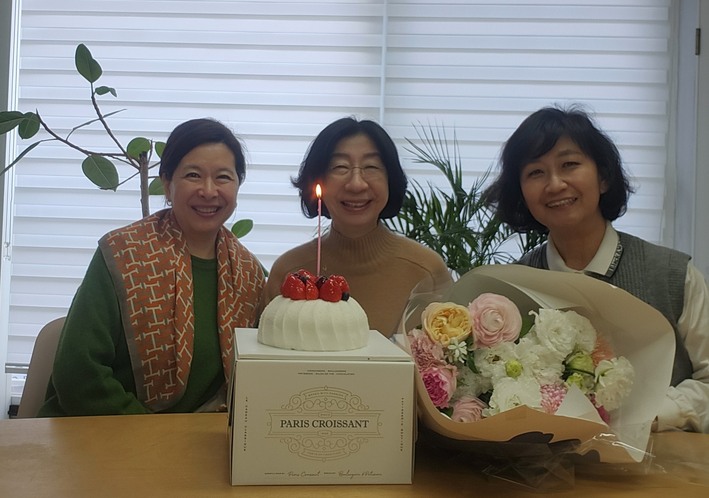 정윤경교수 생일축하.jpg